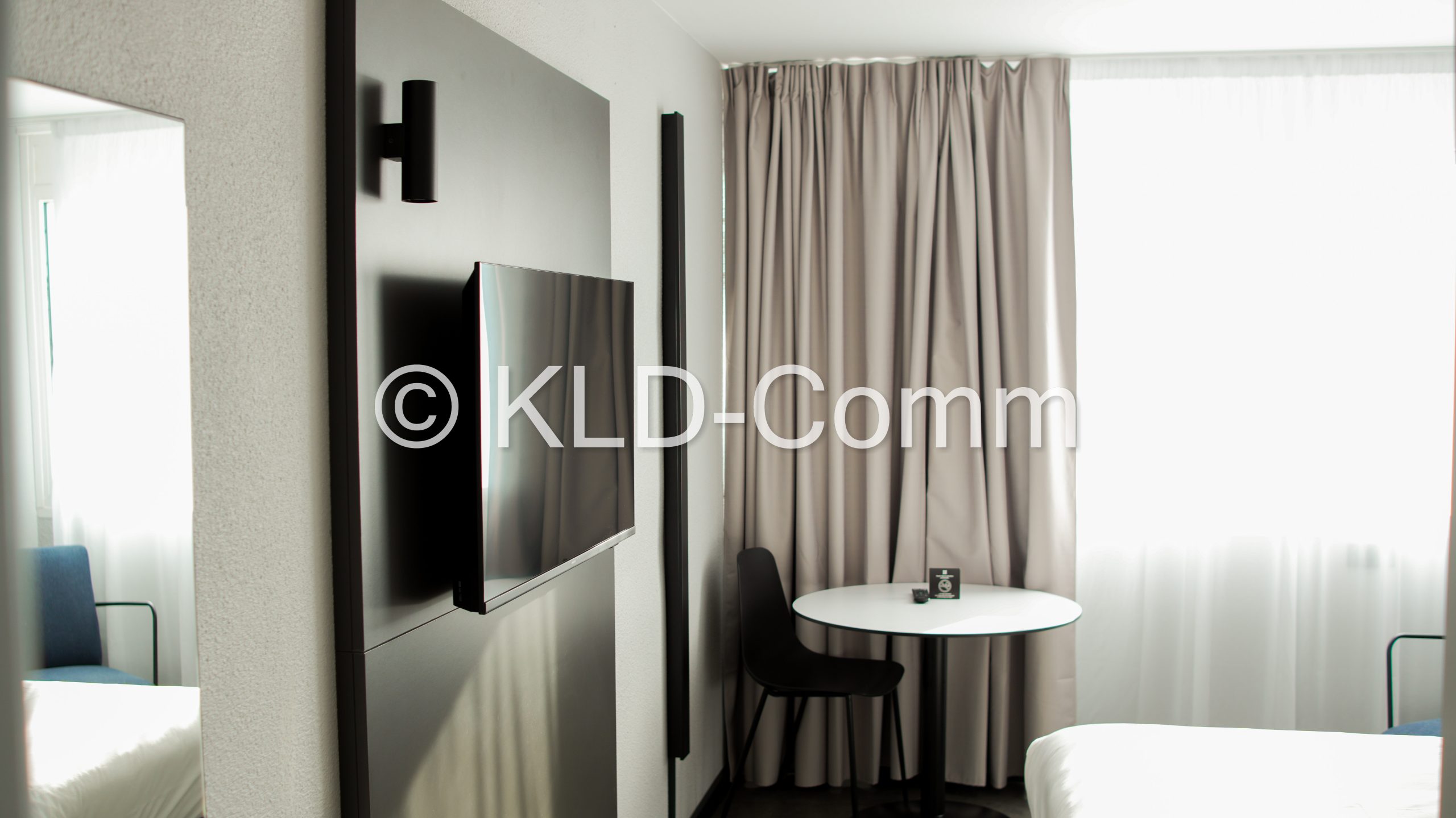 Réalisation Photo / Vidéo de KLD Communication par Quentin Larmande pour Hôtel Ibis - photographie intérieure : chambre rénovée.